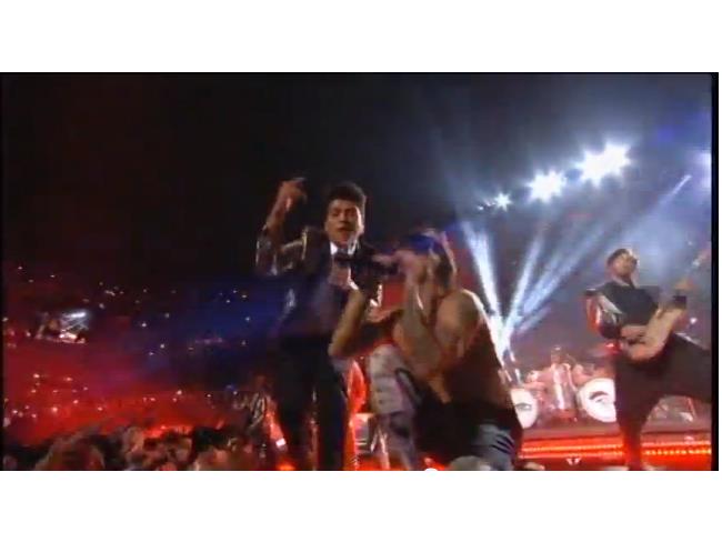 Bruno muove le mani e Kiedis si abbassa per cantare