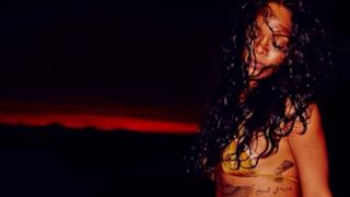 Rihanna in bikini al tramonto