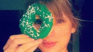 Taylor Swift con una cimabella intorno all'occhio destro