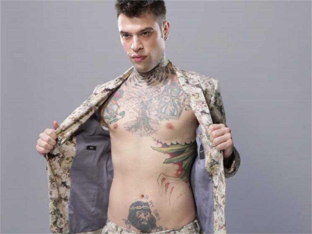 Fedez a torso nudo