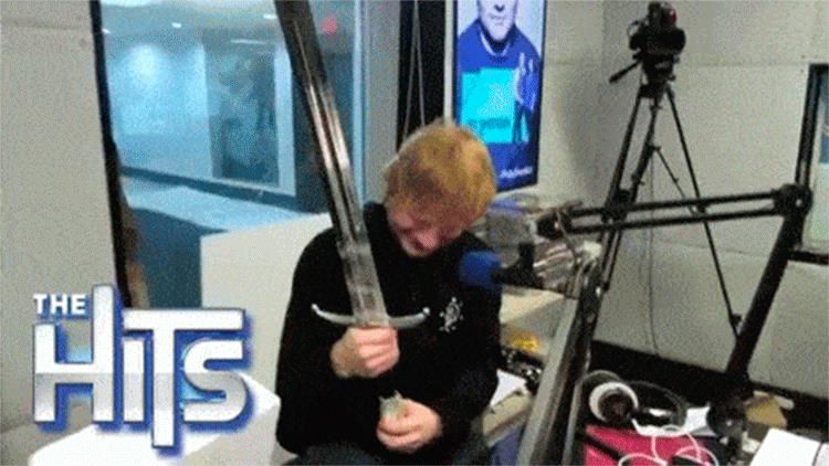 Ed Sheeran con la spada di Jon Snow