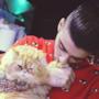 Zayn Malik con un gatto in braccio