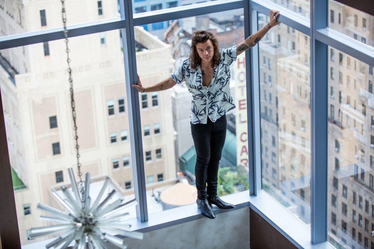 Harry Styles in bilico sulla finestra