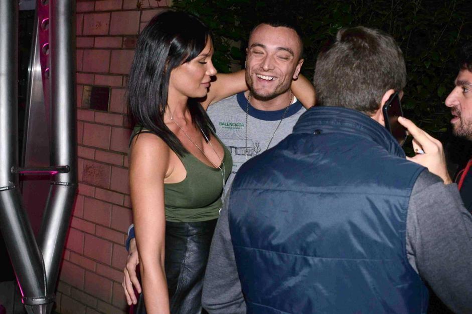 Gue Pequeno bacio Nicole Minetti - 2