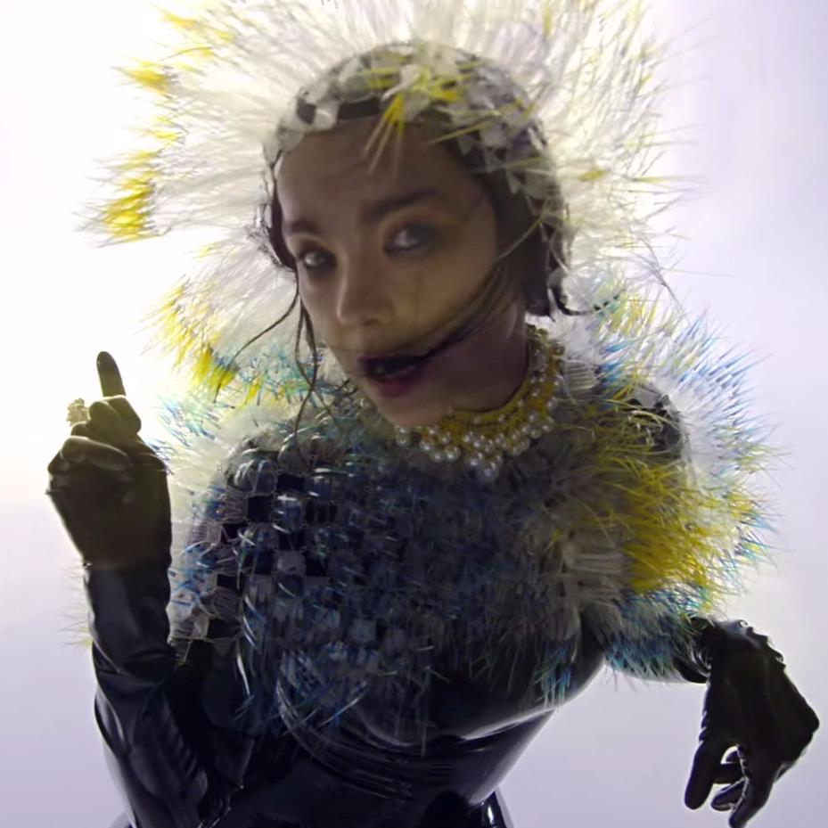 Björk nel video di Lionsong 