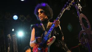 Prince suona la chitarra sul palco