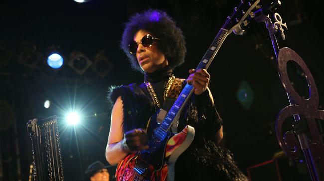 Prince suona la chitarra sul palco