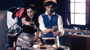 Mika e Ariana Grande nel video di Popular Song 