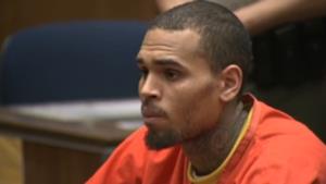 Chris Brown con la divisa arancione dei detenuti statunitensi