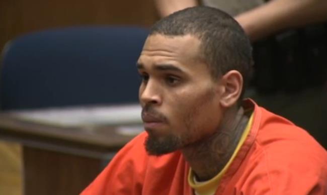 Chris Brown con la divisa arancione dei detenuti statunitensi