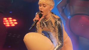 Miley Cyrus con un pene gonfiabile sul palco