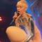 Miley Cyrus con un pene gonfiabile sul palco