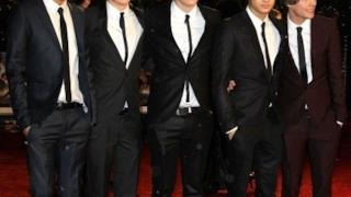 One Direction in giacca e cravatta