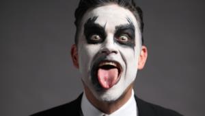Robbie Williams con la lingua di fuori
