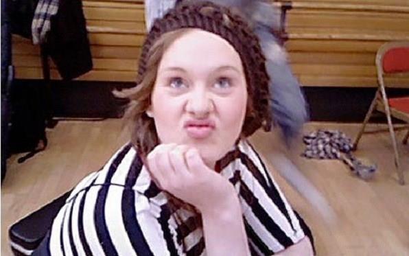 Adele con una faccia divertente