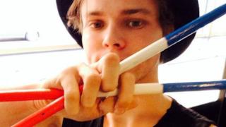 Ashton Irwin bacchette France style