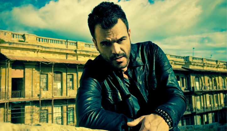 Francesco Renga in giacca di pelle