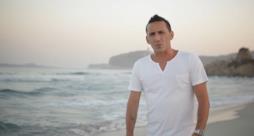 Kekko Silvestre dei Modà nel video ufficiale di Cuore e vento