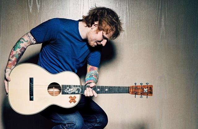 Ed Sheeran con la chitarra