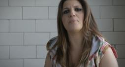 Deborah Iurato nel videoclip di Piccole Cose