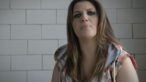 Deborah Iurato nel videoclip di Piccole Cose