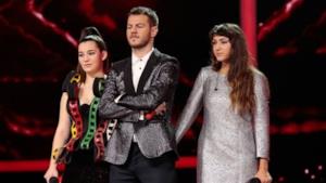 Il conduttore Alessandro Cattelan con Vivian e l'eliminata Camilla