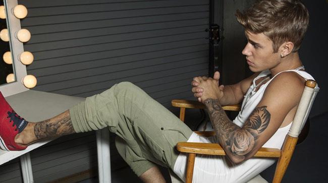 Justin Bieber seduto in camerino