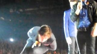 Harry Styles cade sul palco