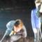 Harry Styles cade sul palco