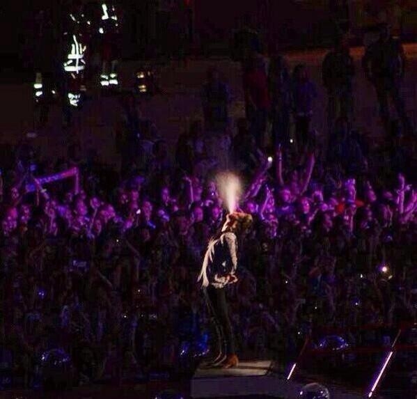 Harry Styles soffia acqua verso il cielo