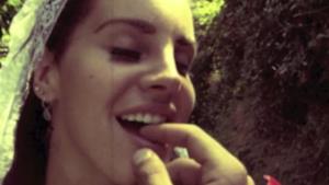 Lana Del Rey succhia dita vestita da sposa