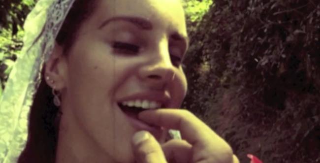 Lana Del Rey succhia dita vestita da sposa
