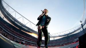 Chris Martin dei Coldplay all'Emirates Stadium di Londra