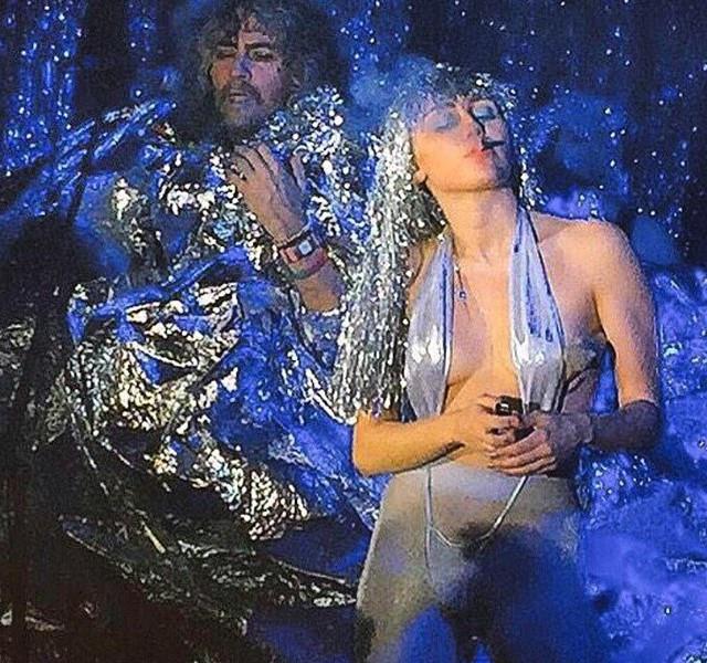 Miley fuma una canna sul palco