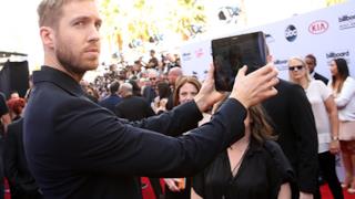 Calvin Harris si fa un selfie ai Billboard Music Awards 2015