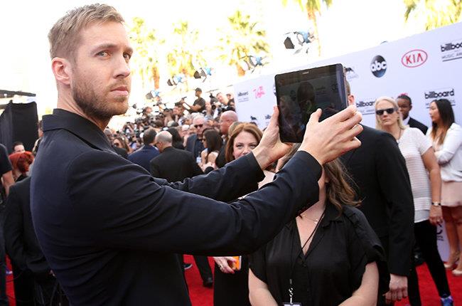 Calvin Harris si fa un selfie ai Billboard Music Awards 2015