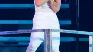 Justin Bieber in canottiera live a Manchester 2013