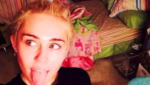 Miley Cyrus in camera da letto con la lingua di fuori