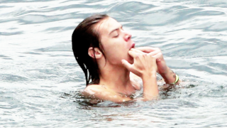 Harry Styles in acqua fa un fischio