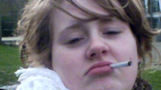 Adele con una sigaretta in bocca