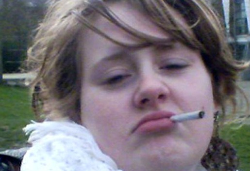 Adele con una sigaretta in bocca