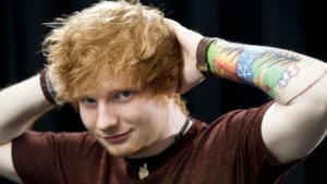 Ed Sheeran con le mani dietro la testa