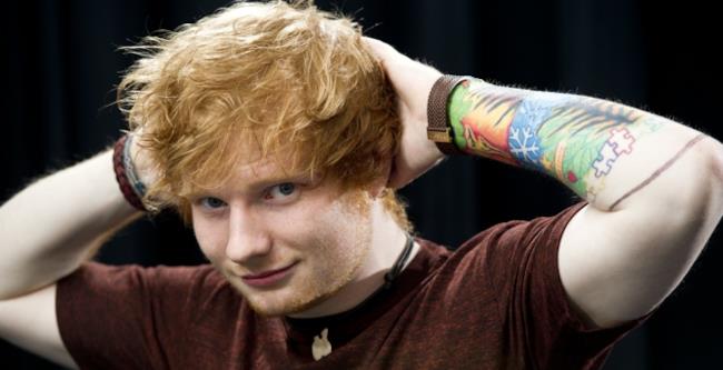 Ed Sheeran mostra il tatuaggio sul braccio
