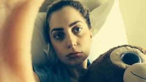 Lady Gaga selfie a letto con peluche