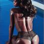 Rihanna con culotte di pzzo nero a bordo piscina