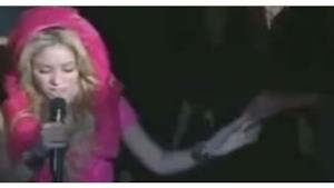 Shakira si avvicina troppo ai fan, le rubano un anello