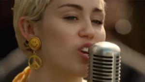 Miley Cyrus, due nuove cover per Happy Hippie Foundation (video)