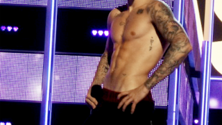 Justin Bieber a petto nudo