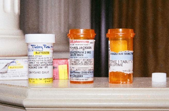 Boccette vuote e farmaci finiti