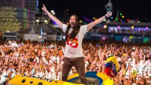 Steve Aoki con il suo famoso canotto